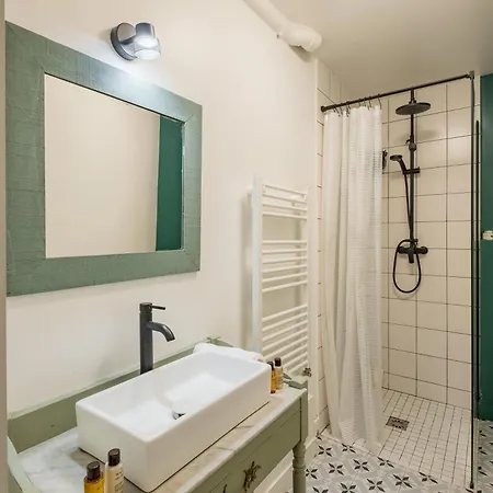 Veeve - Industry Chic Haven *